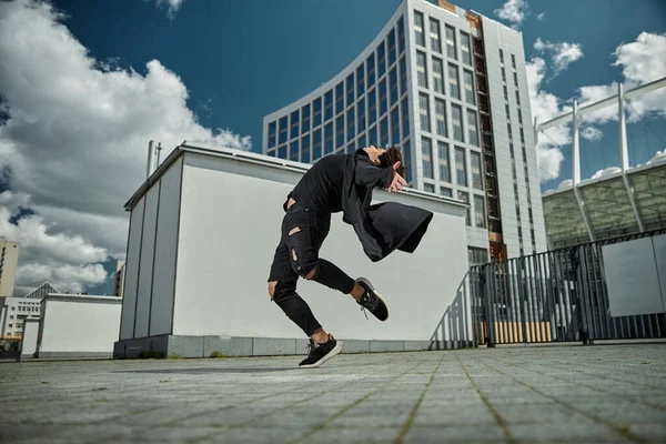 Stilvoller junger Mann trickst auf der Straße — Stockfoto