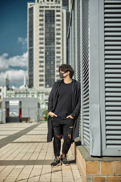 一个戴口罩的帅哥站在街上 — 图库照片