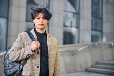 Sokakta duran yakışıklı genç adam.