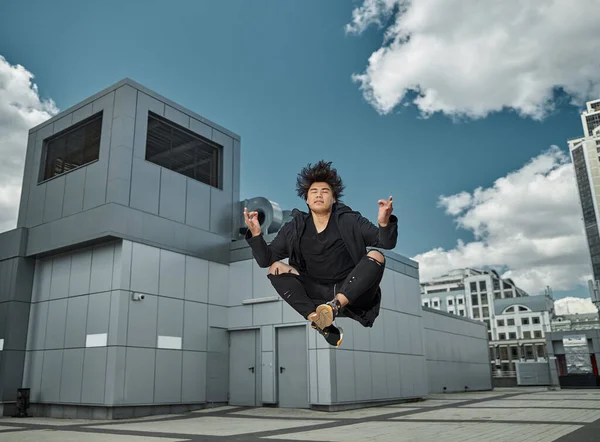 Beau jeune homme méditant dans les airs — Photo