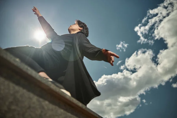 Guapo joven posando bajo un hermoso cielo azul — Foto de Stock