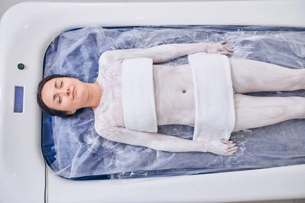 Être de bonne humeur pendant la séance flottante relaxante — Photo