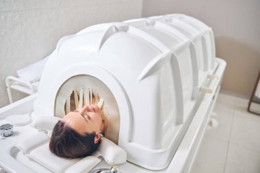 Güzellik salonunda derin rahatlama için konforlu ekipmanlar