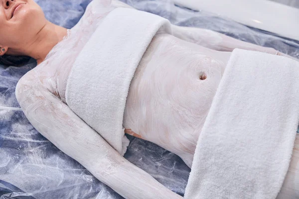 Corpo di giovane femmina con due asciugamani su di esso in trattamento termale — Foto Stock