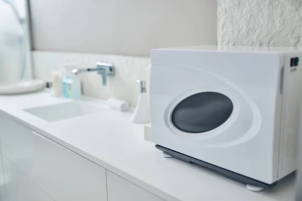 Moderno calentador de toallas en el mostrador en el salón de spa —  Fotos de Stock