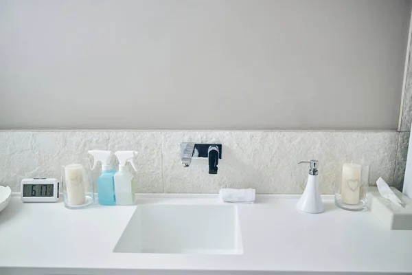 Elegante baño interior con los elementos necesarios cerca del fregadero —  Fotos de Stock