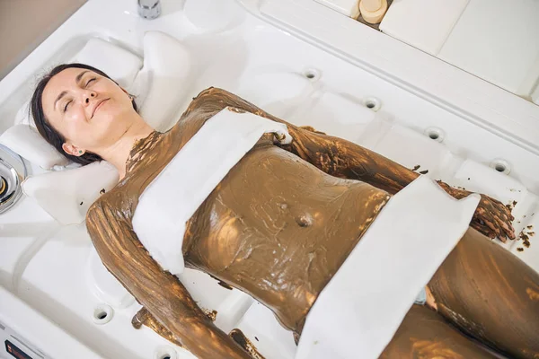 Senhora alegre desfrutando de procedimentos de beleza agradáveis e sorrindo — Fotografia de Stock