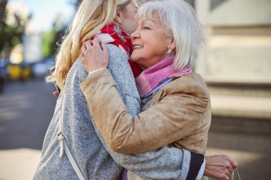 İki güzel mutlu kadın birlikte iyi vakit geçiriyorlar.