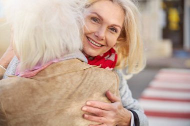 Dışarıda bayan arkadaşının yanında duran çekici bayan.