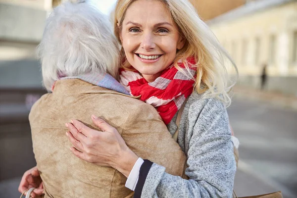 Linda mulher loira sorridente encontrando seu amigo — Fotografia de Stock
