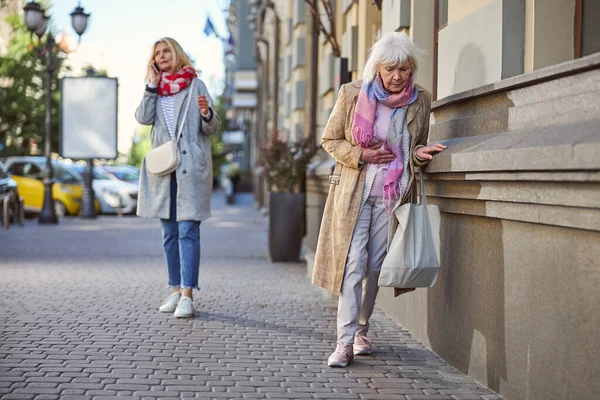 Deux femmes âgées dans la rue de la ville — Photo