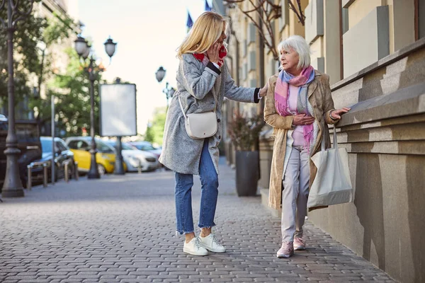 Erwachsene Frau interessant für das Wohlbefinden älterer Frauen — Stockfoto