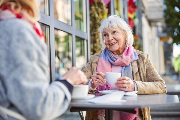 Senior kvinna skrattar på gatan café — Stockfoto