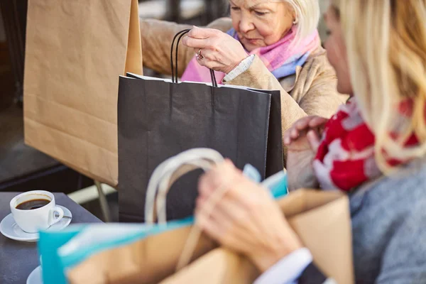Gehakte kop van mooie vrouwen met papieren boodschappentassen in hun handen — Stockfoto