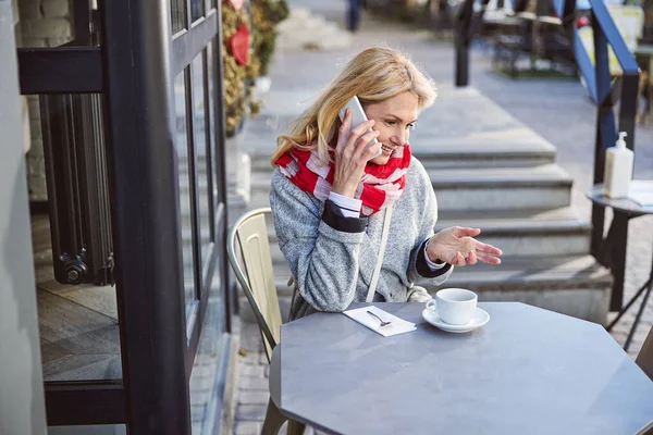 Dobrý čas krásné ženy s šálkem chutné kávy na ulici restaurace — Stock fotografie