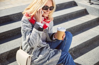 Beyaz çantalı şık, neşeli bir kadın.