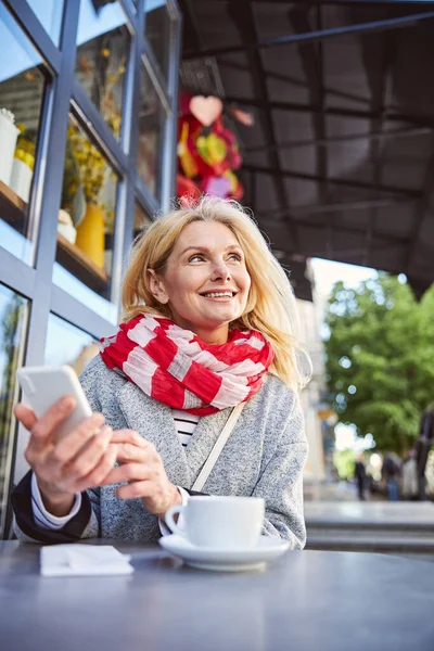 Glücklich fröhliche Dame posiert vor der Fotokamera — Stockfoto