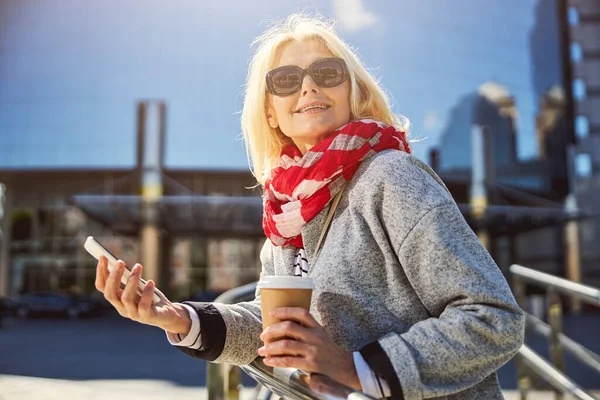 Glückliche Dame mit Sonnenbrille und Ruhe in der Stadt — Stockfoto