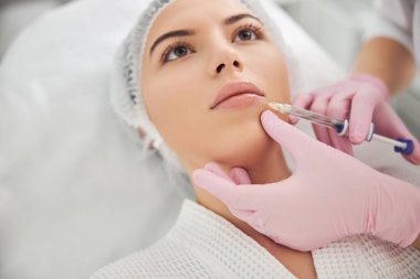 Profesyonel kozmetik uzmanı tarafından kadın görünümünde değişiklik