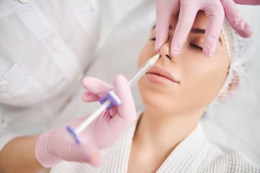 Profesyonel kozmetoloji salonunda cerrahi olmayan güzellik terapisi.