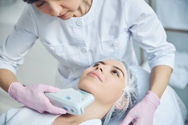 Tıbbi aletlerle odaklanmış estetik ustası