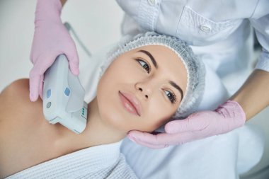 Cilt bakımı için güzel bir bayan güzellik uzmanı.