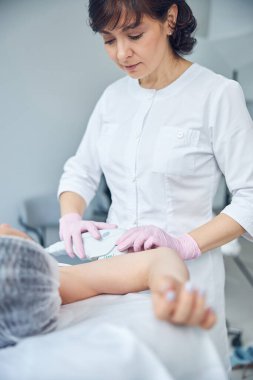 Klinikte araç gereç taşıma konusunda dikkatli bir uzman