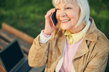 Mutlu bayan cep telefonuyla konuşuyor.