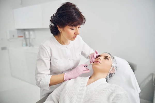 Cosmetologia de injeção profissional realizada por especialista em beleza — Fotografia de Stock