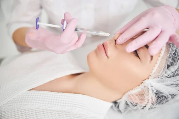 Tratamento facial estético fornecido pelo mestre cosmético — Fotografia de Stock