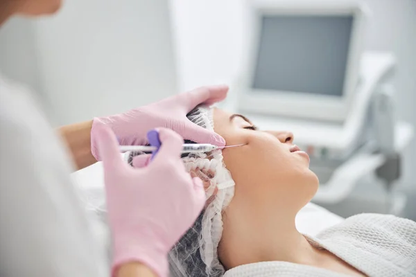 Tratamento injetável de elevação facial no salão estético — Fotografia de Stock