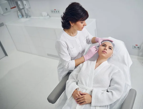 Tratamiento de belleza facial en sala clínica ligera — Foto de Stock