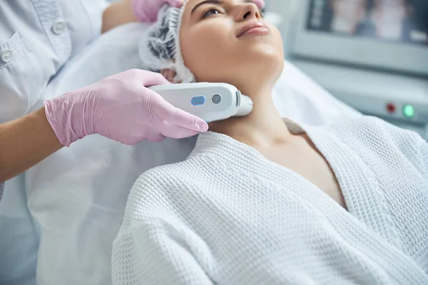 Procedimento de rejuvenescimento da pele com ferramenta de alta tecnologia — Fotografia de Stock