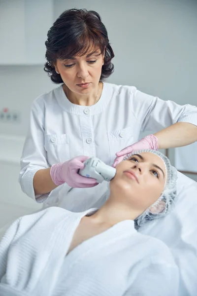 Terapia facial anti envejecimiento en estudio de belleza profesional — Foto de Stock