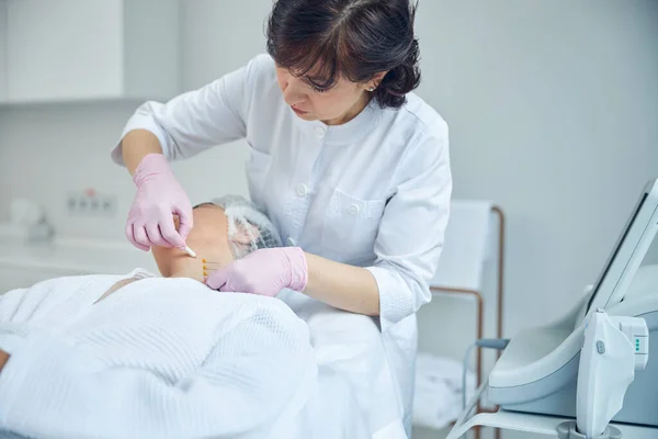 Processo preliminar antes da aplicação da terapia antienvelhecimento — Fotografia de Stock