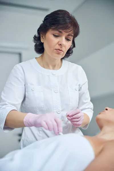 Giovane paziente si prepara per la terapia di sollevamento — Foto Stock