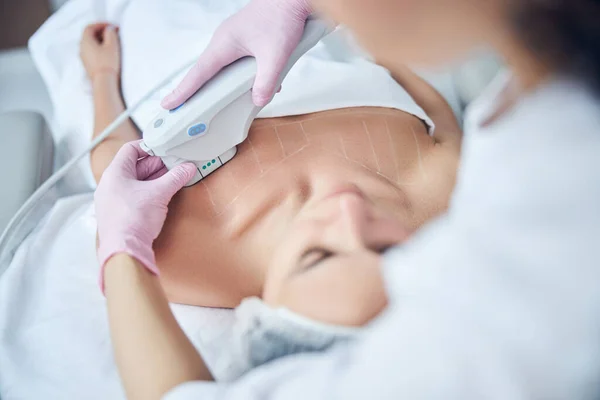 Área de escote bajo marcada durante la terapia de mejora corporal —  Fotos de Stock