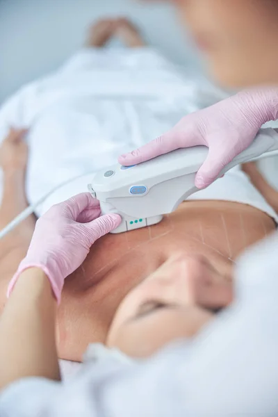 Tratamiento antienvejecimiento del cuerpo del paciente femenino — Foto de Stock