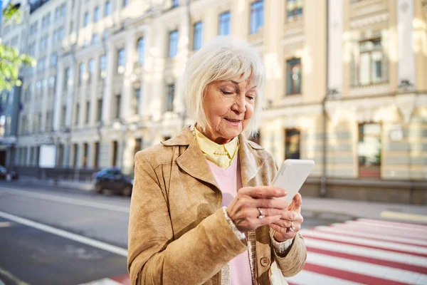 Starsza seniorka na świeżym powietrzu w pięknym starym mieście — Zdjęcie stockowe