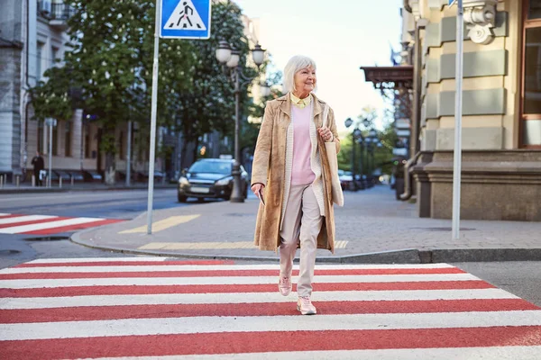 Ευτυχισμένη όμορφη γιαγιά με ξανθά μαλλιά να γελάει στο δρόμο. — Φωτογραφία Αρχείου