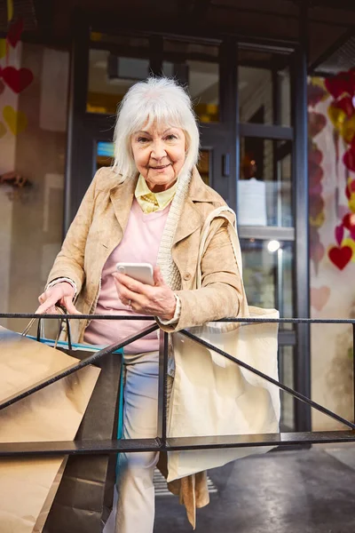 Добре виглядає літня жінка з сумкою біля кафе — стокове фото