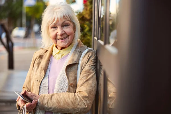 Selbstbewusste Seniorin spaziert durch die Stadt — Stockfoto