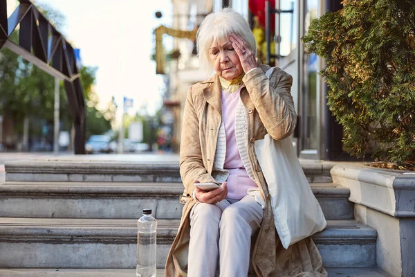 Porträt einer attraktiven Seniorin auf einer Treppe — Stockfoto