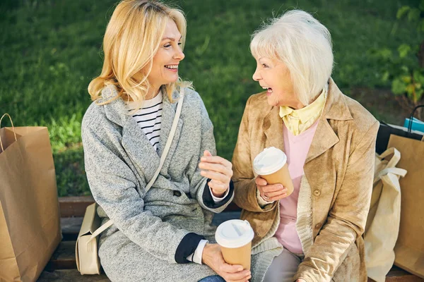 Feliz sorrindo mulheres passar o tempo no parque da cidade — Fotografia de Stock