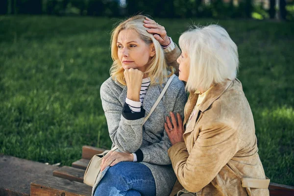 Två kaukasiska kvinnor tänker på något i delen — Stockfoto