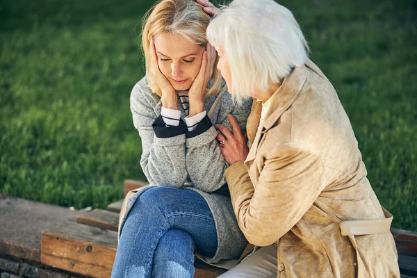 Erwachsene Frau umarmt ihre Freundin — Stockfoto