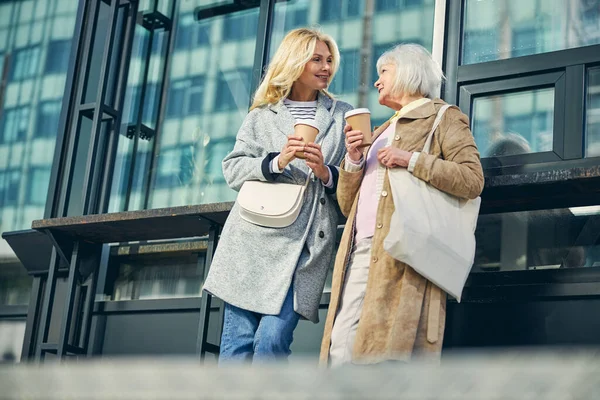 Damas felices mirándose al aire libre — Foto de Stock