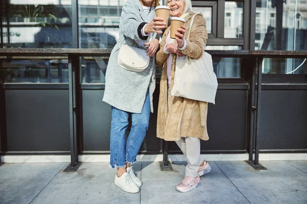 Vrolijke dames genieten van lekker warm weer in de straatstad — Stockfoto
