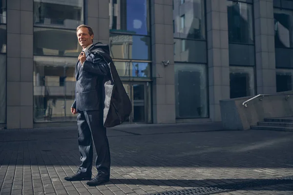 Vreugdevolle man in elegant pak op straat — Stockfoto