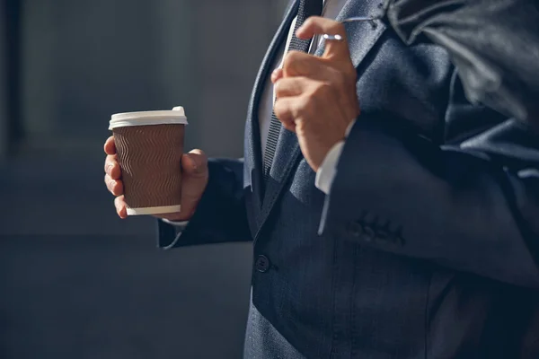 Taza de café para llevar con la mano masculina — Foto de Stock